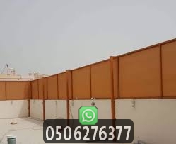 فني تركيب سواتر للمدارس والمرافق العامة بأمان عالي