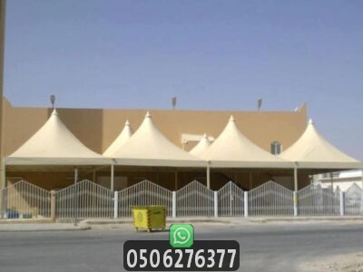 فني تركيب مظلات للمواقف العامة والمدارس والمرافق